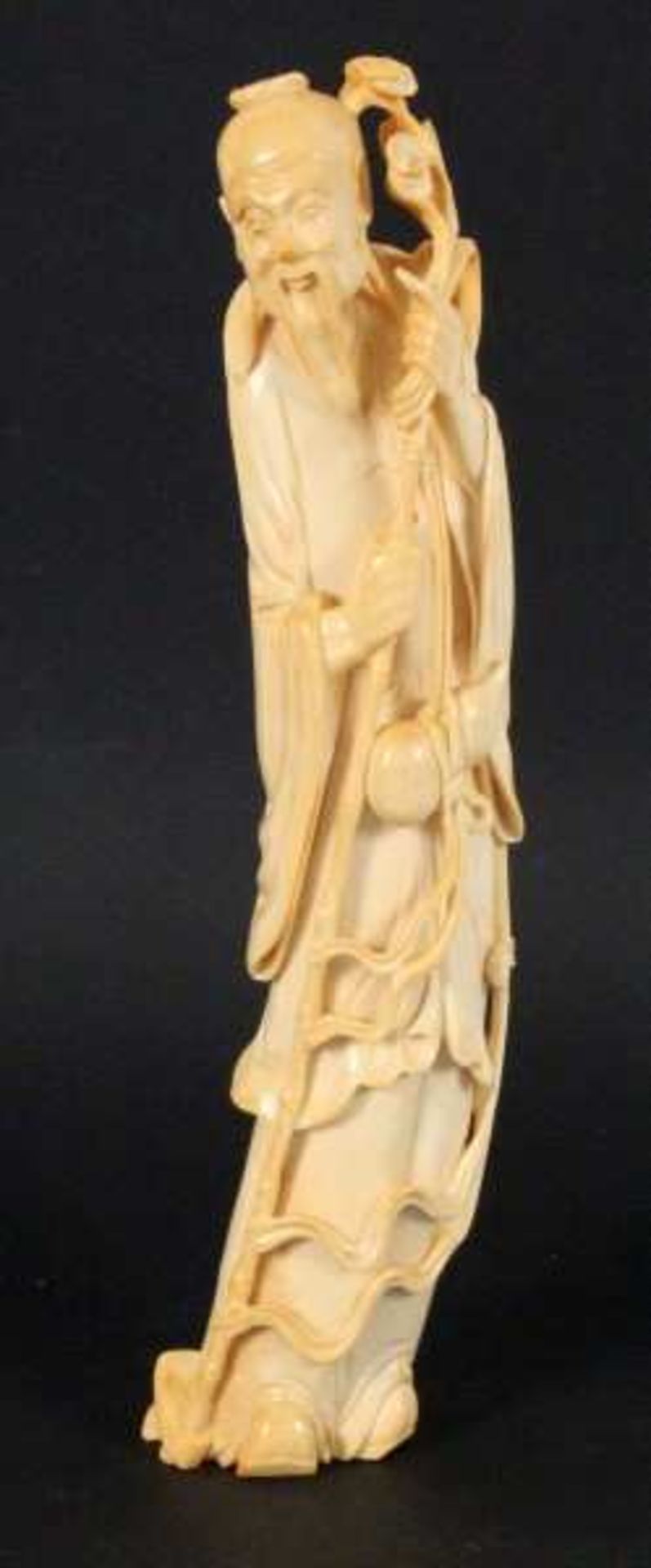 CHINESISCHER PILGER China um 1900 Geschnitzte Elfenbeinfigur eines bärtigen Mannes mit Pilgerstab