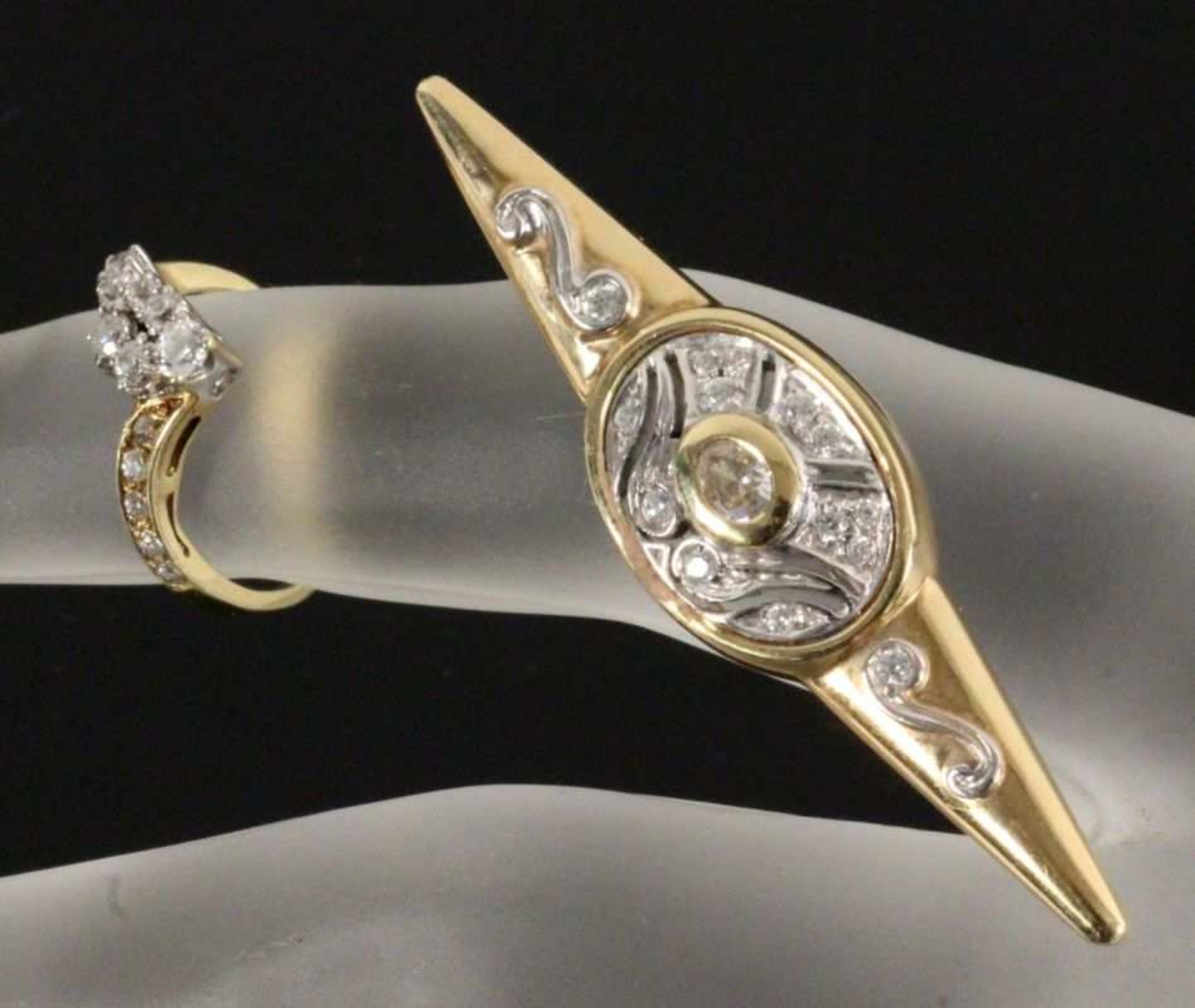 BROSCHE UND RING 585/000 Gelb- und Weissgold mit weissen Safiren oder Kristallen. Ringgr. 17,5mm,