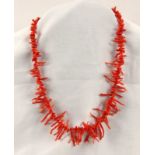 KORALLEN-SPLITTKETTE verlaufend. L.46,5cm A CORAL NECKLACE 46.5cm long.