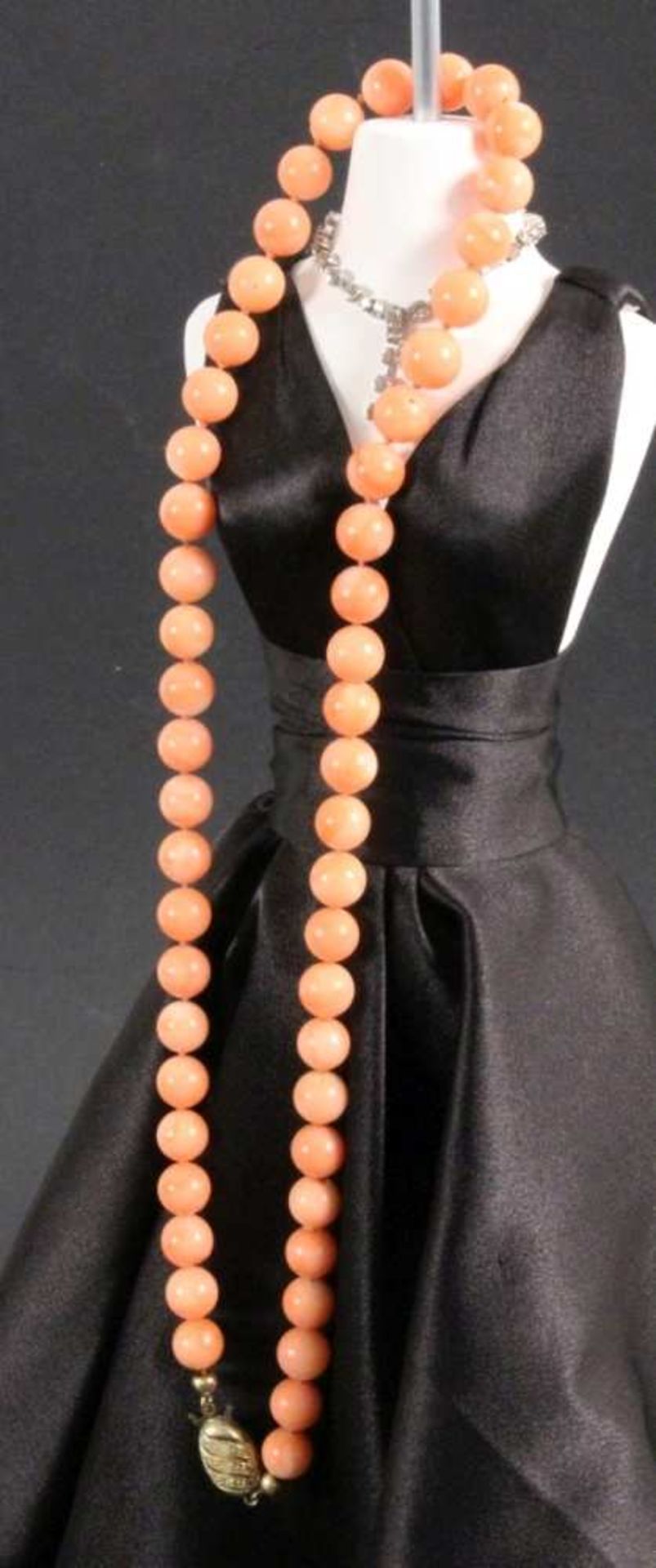 ENGELSHAUT KORALLENKETTE mit Silberschließe. D.7mm, L.42cm AN ANGEL SKIN CORAL NECKLACE with