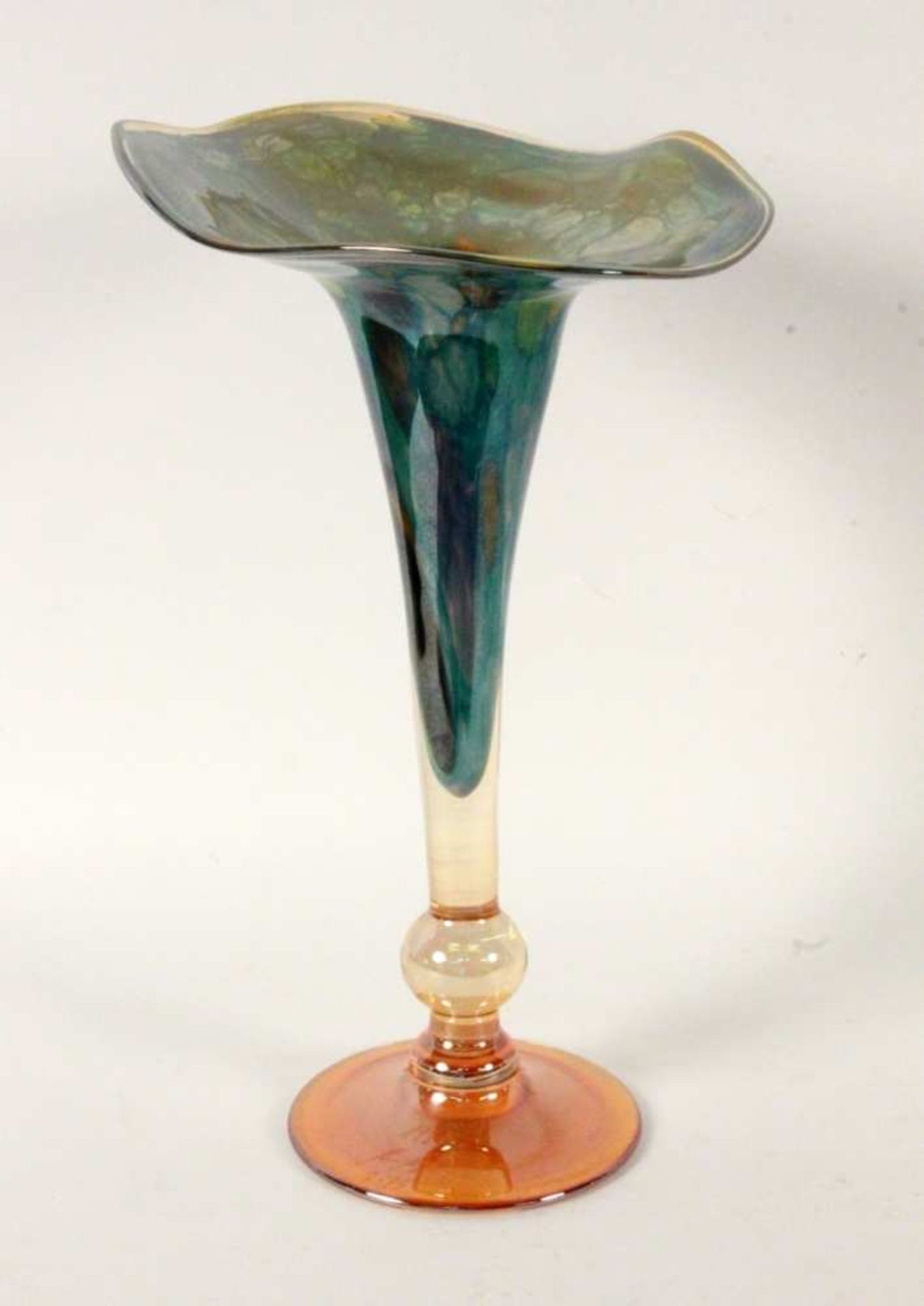 MODERNE ZIERVASE Bernsteinfarben verlaufendes Glas mit bunten Einschmelzungen und metallischem