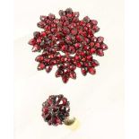 GRANATRING UND BROSCHE Ring 750/000 Gelbgold, Gr. 54, Brosche, Tombak D. 3,5cm A GARNET RING AND