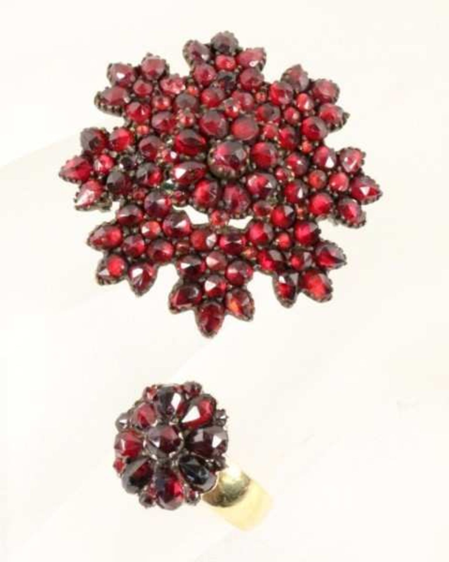 GRANATRING UND BROSCHE Ring 750/000 Gelbgold, Gr. 54, Brosche, Tombak D. 3,5cm A GARNET RING AND