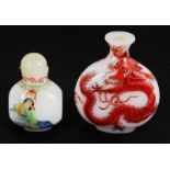 LOT VON 2 SNUFFBOTTLES China Milchig weißes Glas mit farbiger Bemalung. H.5,5 und 7cm A LOT OF 2