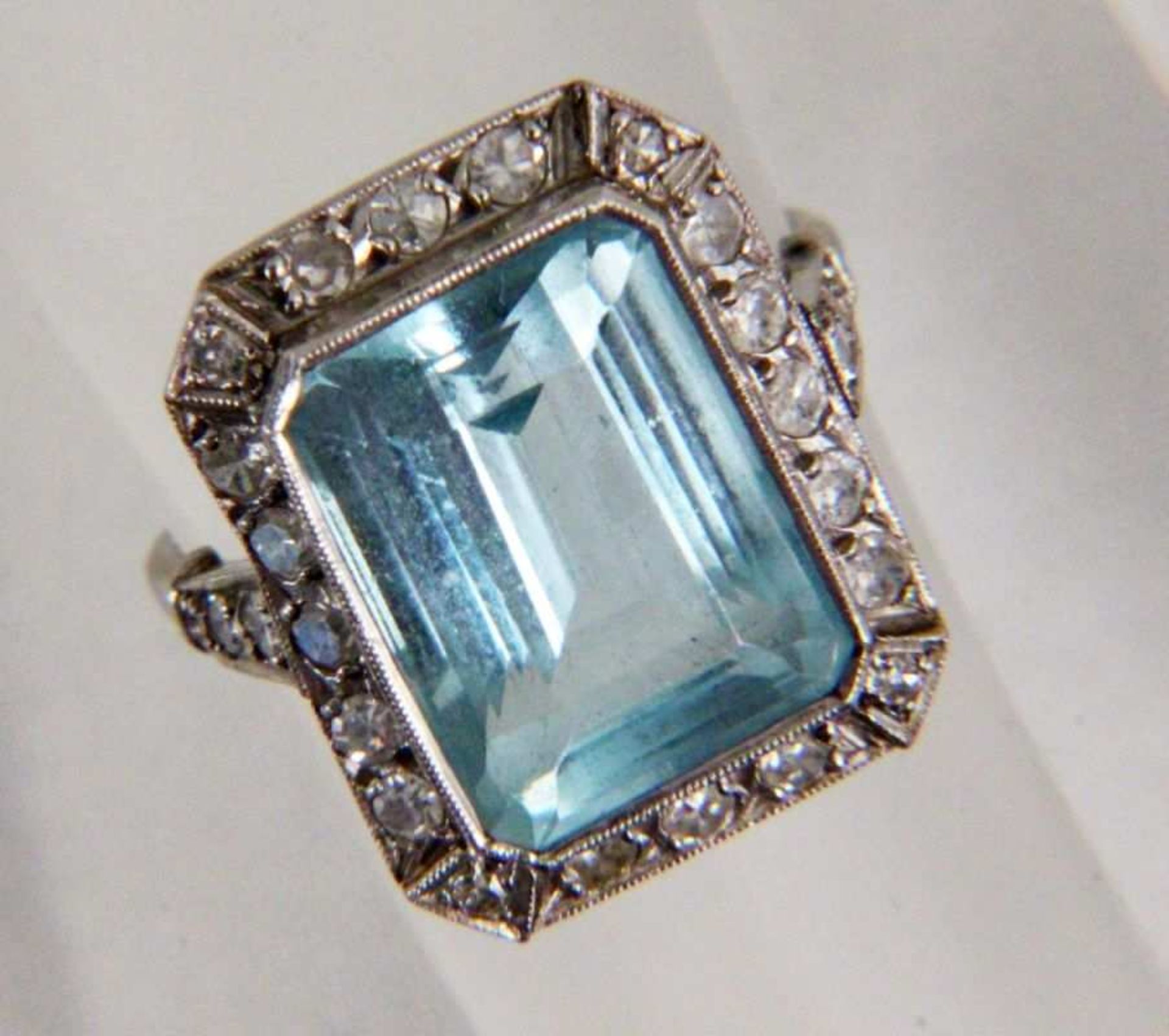 DAMENRING MIT AQUAMARIN und Diamantbesatz. Fassung Platin. Ringgröße ca. 17mm. Ringschiene