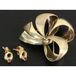 BROSCHE UND PAAR OHRSTECKER 585/000 Gelbgold. Brutto ca. 11,93g A BROOCH AND A PAIR OF STUD EARRINGS