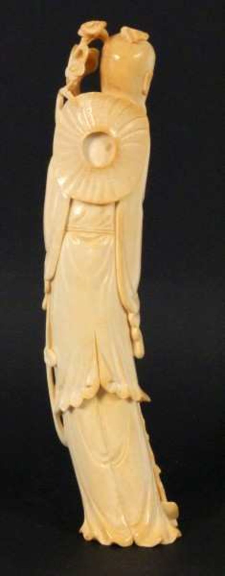 CHINESISCHER PILGER China um 1900 Geschnitzte Elfenbeinfigur eines bärtigen Mannes mit Pilgerstab - Bild 2 aus 3