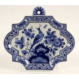 DELFTER WANDPLATTE Unterglasurblau gemalter Paradiesvogel mit Blumen. Keramik. Manufakturmarke.