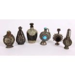 LOT VON 6 SNUFFBOTTLES Metall, teils mit farbigen Steinen. 1 Teil Holz mit Metallmontur. H.6,5x8,5cm