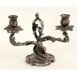 KERZENLEUCHTER IM BAROCKSTIL um 1900 2-flammig. Versilbertes Metall. Gest. H.20cm A CANDLESTICK IN