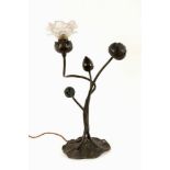 JUGENDSTIL MOHNBLUMEN LAMPE Frankreich um 1900 Patinierte Bronze in Form von 4 Blütenstängeln mit