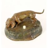 TISCHKLINGEL MIT DACKELFIGUR Wiener Bronze um 1920 Patiniert. Auf Natursockel schnüffelnder