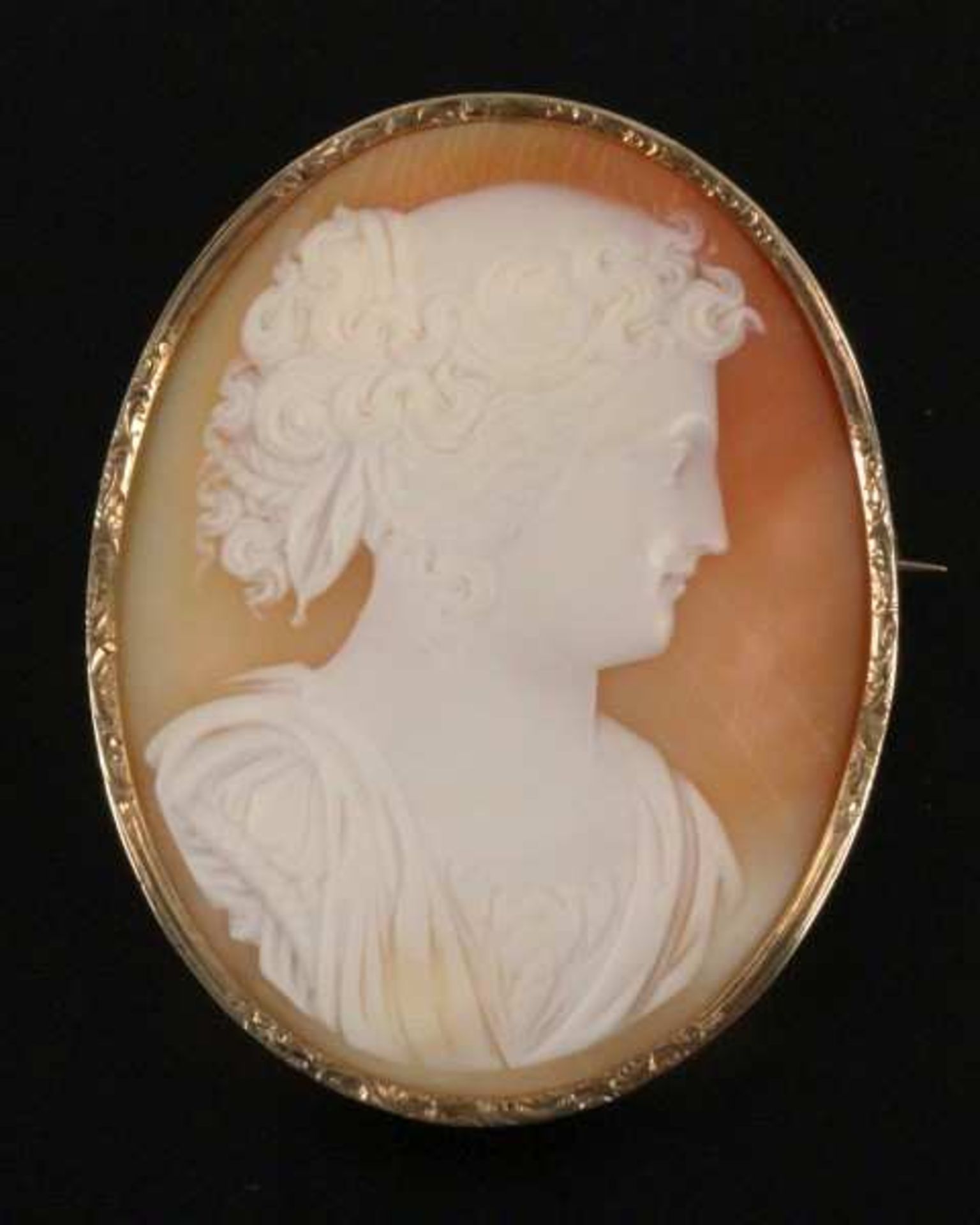 MUSCHELKAMEE Oval, mit antikem Frauenportrait. 585/000 Goldfassung. 5x4cm A SHELL CAMEO Oval, with