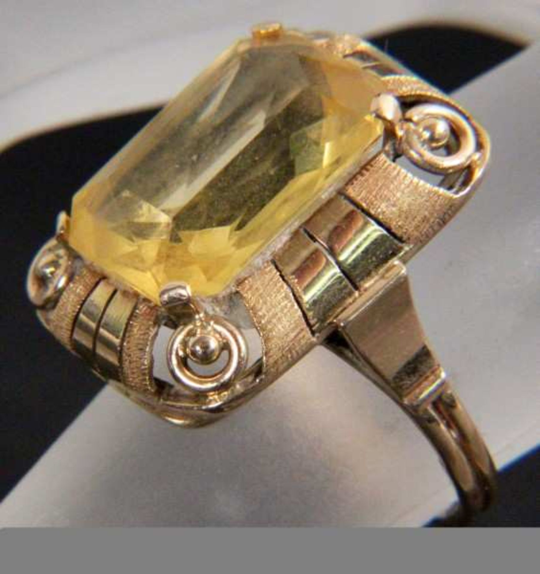 ART DECO DAMENRING 585/000 Gelbgold mit Citrin. Ringgr. 52, ca. 7,0g AN ART DECO LADIES RING 585/000