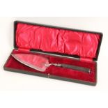 TORTENHEBER MIT GEWEIHGRIFF Schaufel plated. Im Originaletui. England um 1920 A CAKE SERVER WITH