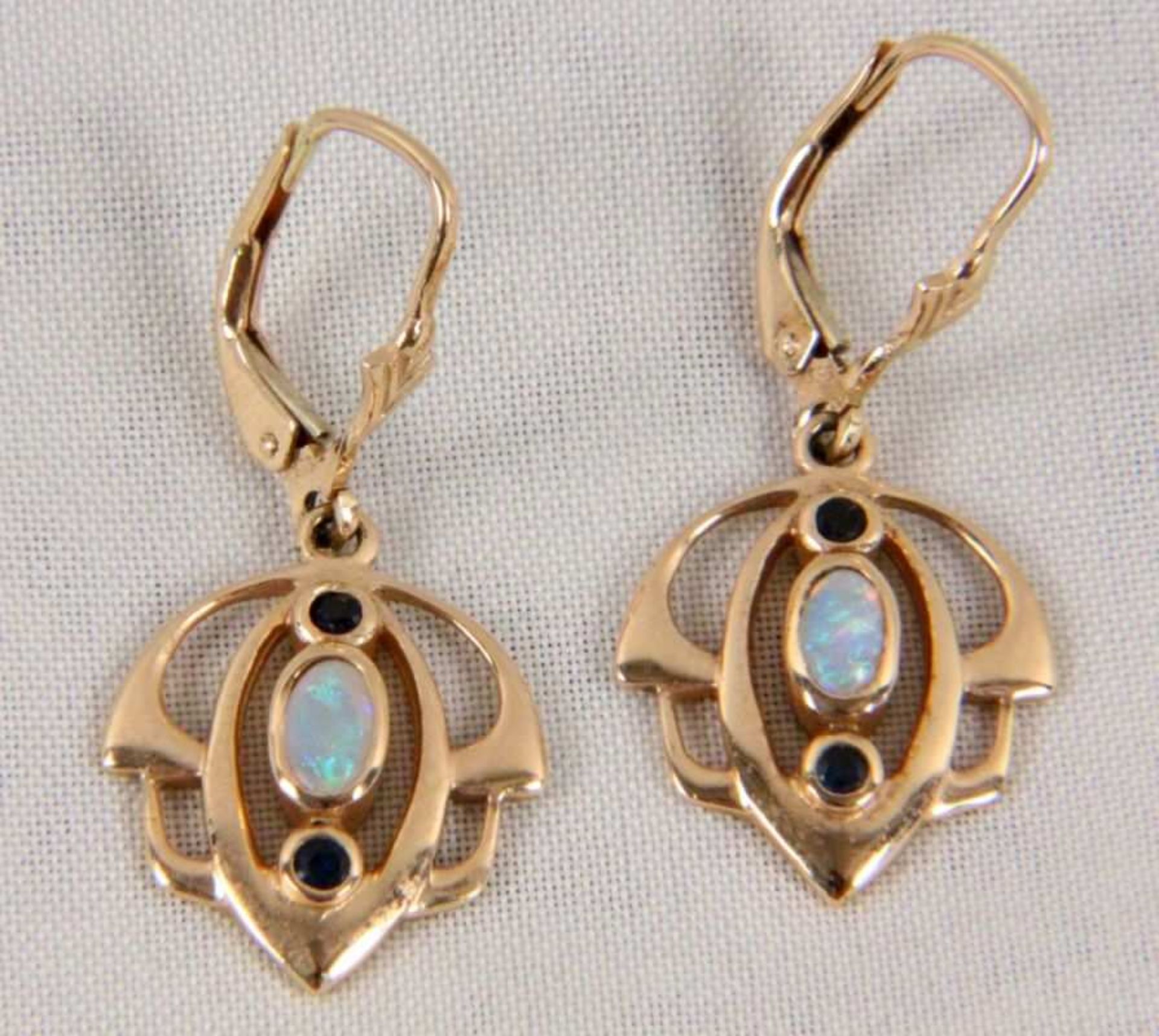 PAAR JUGENDSTIL OHRHÄNGER 585/000 Gelbgold mit Opalen und Saphiren. L. 3cm, ca. 4,92g A PAIR OF