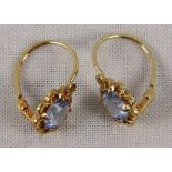 PAAR OHRRRINGE 333/000 Gelbgold mit Blautopasen. A PAIR OF EARRINGS 333/000 yellow gold with blue