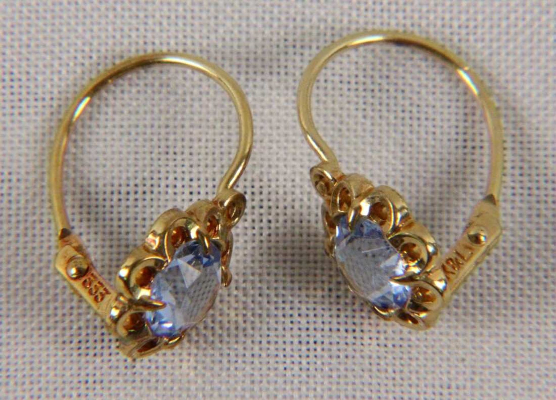 PAAR OHRRRINGE 333/000 Gelbgold mit Blautopasen. A PAIR OF EARRINGS 333/000 yellow gold with blue