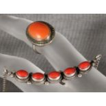 COLLIER UND RING Silber mit Koralle. A NECKLACE AND RING Silver with coral.