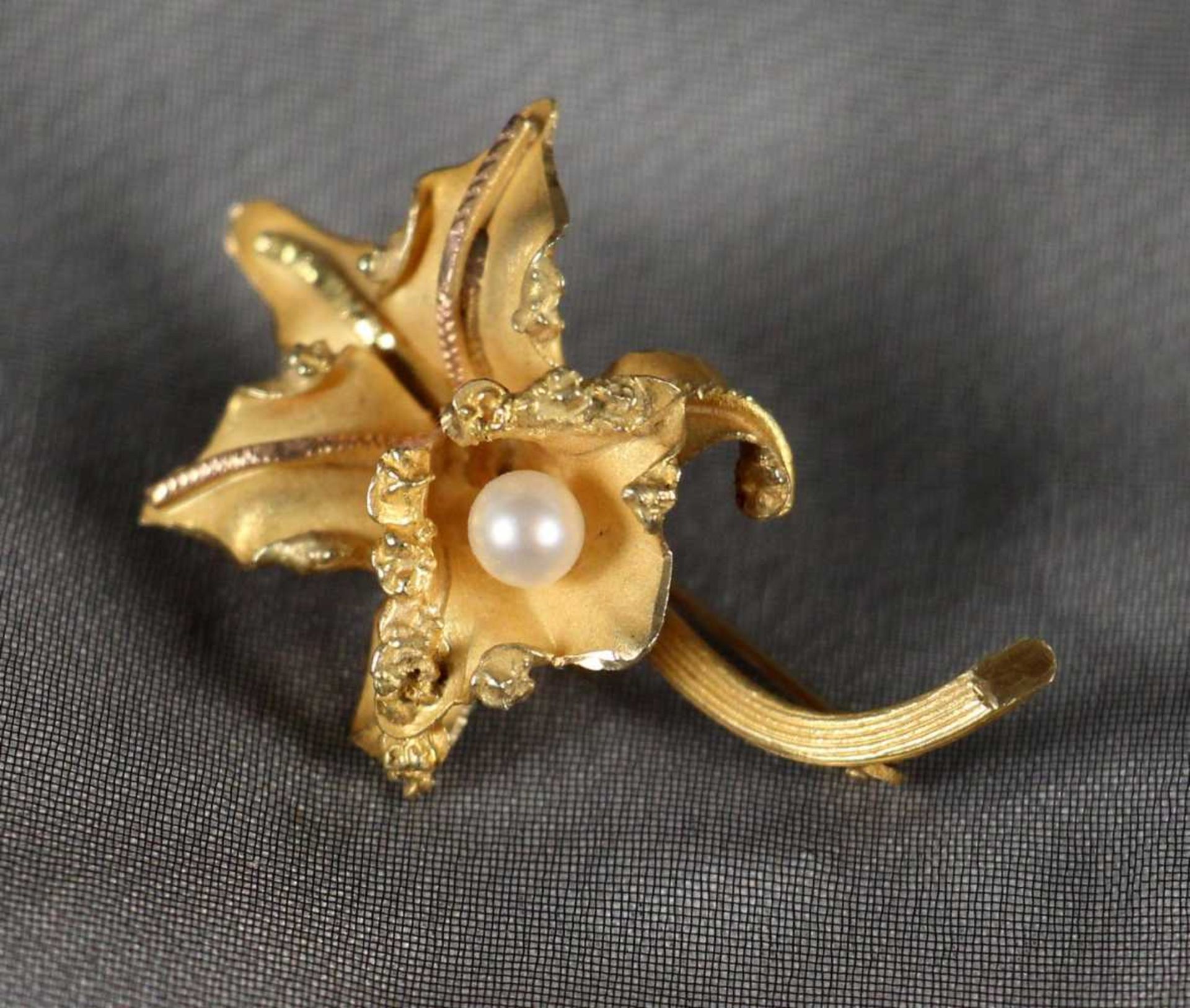 BLÜTENBROSCHE MIT PERLE 750/000 Gelbgold. L.4cm, ca. 5,4g