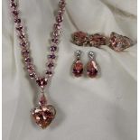 LOT VON 4 TEILEN SCHMUCK Silber mit rosa Kristallen A LOT OF 4 JEWELLERY ITEMS Silver with rose