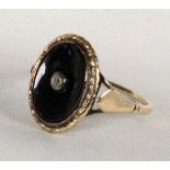 JUGENDSTIL DAMENRING um 1900 mit Onyxplatte und Diamant. 585/000 Gelbgold mit Diamant. Ringgr. 50,