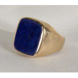 GOLDENER HERRENRING MIT LAPISLAZULI 585/000 Gelbgold. Brutto ca. 18,3g, Ringgr. 64 A GOLD MANS