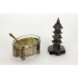 ZWEI SILBERNE SALZGEFÄSSE Chinesischer Turm als Salzstreuer (H.7,5cm) und Salzschälchen mit