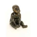 GRAU Deutscher Bildhauer um 1920 Sitzende Knabe. Patinierte Bronze, signiert. H.8,5cm GRAU German