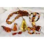 LOT VON 10 TEILEN BERNSTEINSCHMUCK A LOT OF 10 AMBER JEWELLERY ITEMS