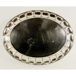 ART DECO SILBERTABLETT Silber 800. Ovalform mit gebuckelter Fahne. Handgetrieben. Gest., 52x40cm,