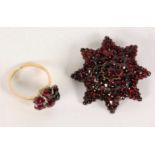 GRANARBROSCHE UND GRANATRING Tombakfassungen A GARNET BROOCH AND GARNET RING Tombak settings