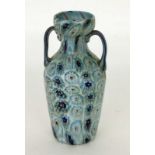 DOPPELHENKEL MURANOVASE mit blauen eingeschmolzenen Murrinen. H.15cm A TWO HANDLED MURANO VASE