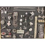 LOT VON 40 TEILEN ALTER SCHMUCK meist aus Silber A LOT OF 40 OLD JEWELLERY ITEMS mostly silver.