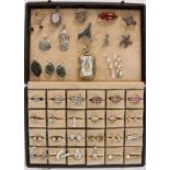 LOT VON 50 TEILEN SILBERSCHMUCK teils mit Edelsteinen A LOT OF 50 SILVER JEWELLERY ITEMS partly with