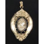 ANHÄNGER IM BIEDERMEIERSTIL um 1900 Schaumgold mit Bakelitkamee. A BIEDERMEIER STYLE PENDANT ca.