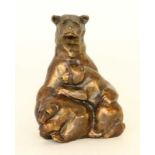 BÄRIN MIT JUNGEN Patinierte Bronze. H.9cm BEAR WITH OFFSPRING Patinated bronze. 9cm high.