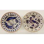 PAAR EMAILTELLER mit Vogelmotiven. D. 25cm A PAIR OF ENAMEL DISHES with bird motifs. 25cm diameter.