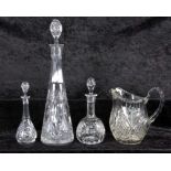 4 TEILE KRISTALLGLAS 3 Karaffen und Schenkkrug. Geschliffen. H.18-40cm 4 CRYSTAL GLASS ITEMS 3