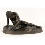 DEUTSCHER BILDHAUER um 1800 Am Boden liegender nackter Kämpfer. Patinierte Bronze. H.18cm, L.33cm