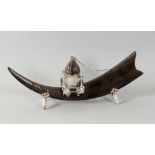 TINTENFASS MIT HORN und Metallmontur. L.32cm AN INKWELL WITH HORN metal mount, length 32cm.