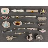 LOT VON 20 ALTEN BROSCHEN meist Silber, teils mit Edelsteinen A LOT OF 20 OLD BROOCHES mostly