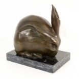 BOCCIONI Italienischer Bildhauer, 20.Jh. Hase. Patinierte Bronze auf Marmorsockel. Signiert. H.