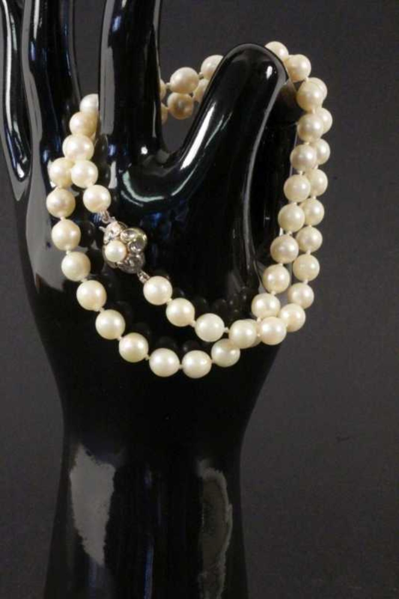 PERLENKETTE Schließe 333/000 Gelbgold. L.45cm A PEARL NECKLACE Clasp 333/000 yellow gold. 45cm