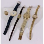 LOT VON 5 ARMBANDUHREN Eine Uhr ohne Band. A LOT OF 5 WRISTWATCHES Condition Report: Lacking strap