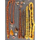 LOT VON 15 TEILEN BERNSTEINSCHMUCK A LOT OF 15 PIECES OF AMBER JEWELLERY