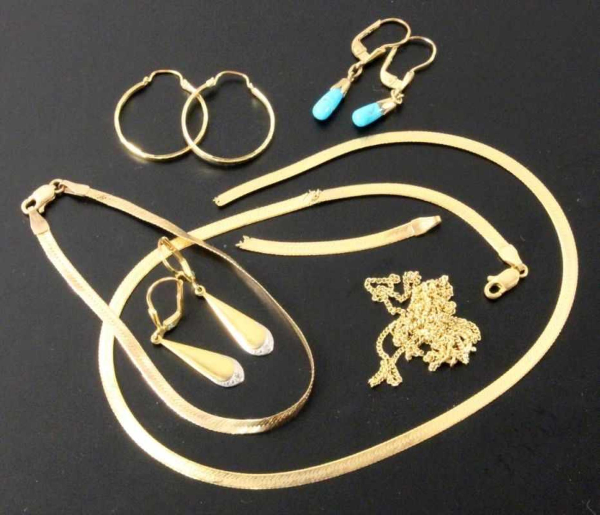 KONVOLUT GOLDSCHMUCK 333/000 Gelbgold. 3 Paar Ohrringe, 2 Halsketten und Armkette. Brutto ca. 14,