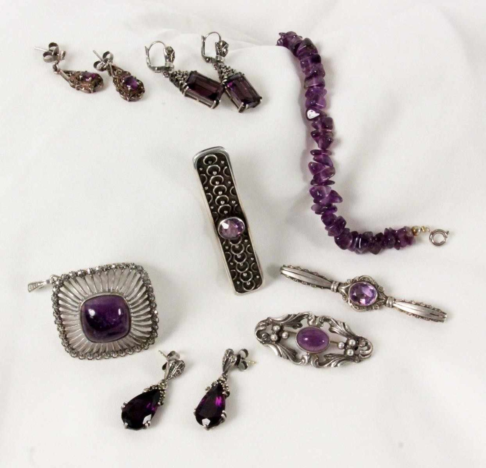 LOT VON 8 TEILEN AMETHYST-SCHMUCK Fassungen Silber.