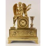 EMPIRE PENDULE Paris um 1820 Feuervergoldetes Bronzegehäuse mit vollplastischem Erzengel, der Öl