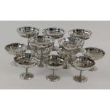 SATZ VON 12 EISSCHALEN Versilbertes Metall. H.8,5cm A SET OF 12 ICE CREAM BOWLS Silver-plated metal.